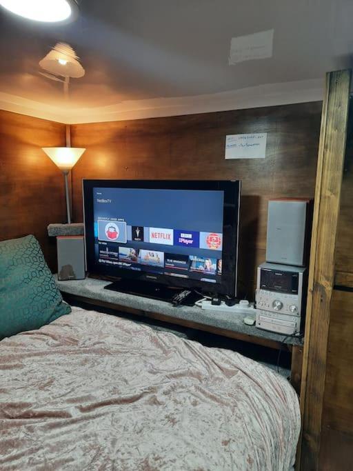 Adorable Private Suite With Free Street Parking Leicester Exterior photo